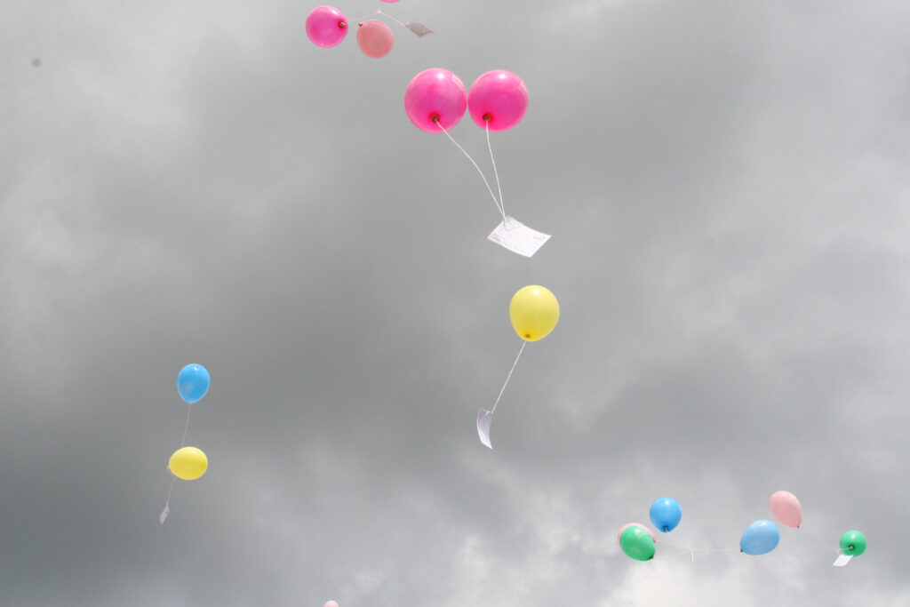 Ballonnen in de lucht hoort bij blog