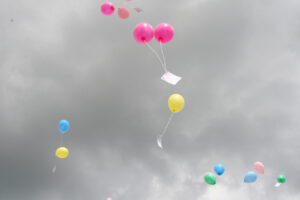 Ballonnen in de lucht hoort bij blog