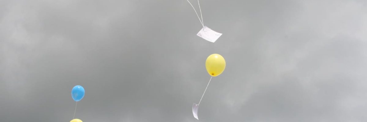 Ballonnen in de lucht hoort bij blog