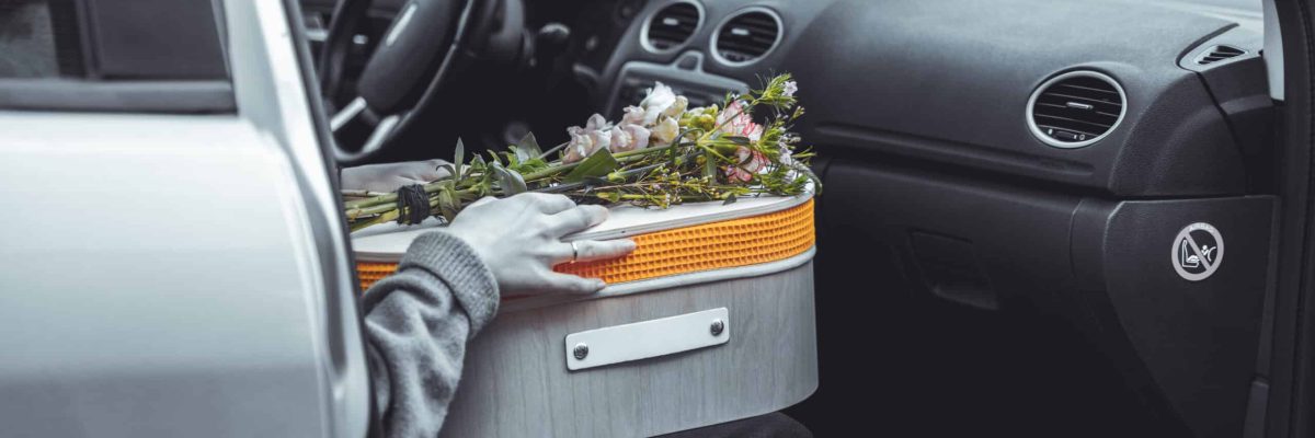 Kistje in auto babyuitvaart